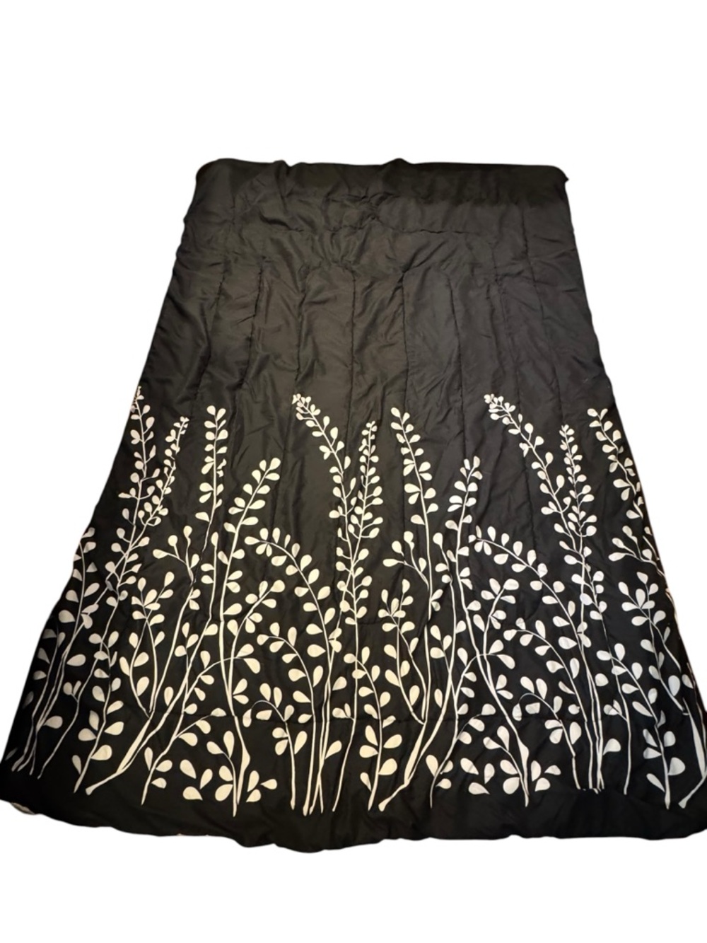 Black‎ Comforter Set with White Vine Motif